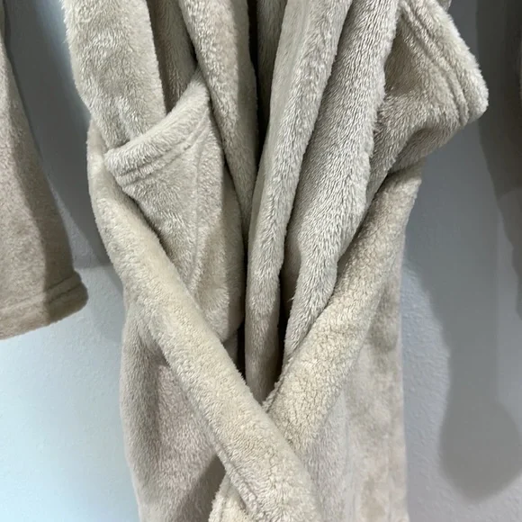 Summer & Rose faux fur hooded cozy robe cream ivory - Picture 8 of 9